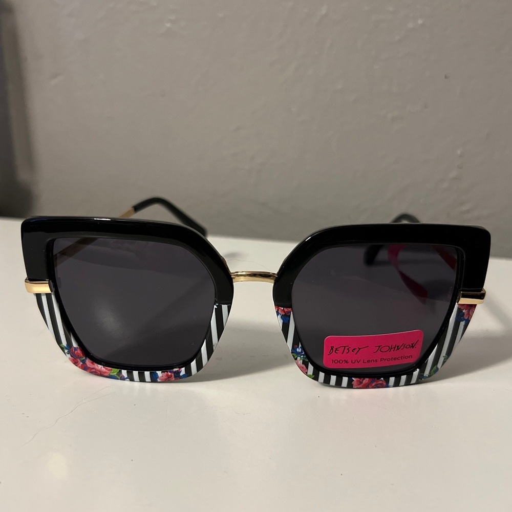 Betsey Johnson ZN0721 Big Square Black White Stripe Floral Gold Sunglasses NWT